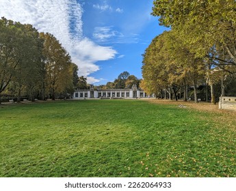 Rudolph-Wilde-Park in Berlin-Schoeneberg with a view of the large lawn and the Carl Zuckmayer Bridge in the background