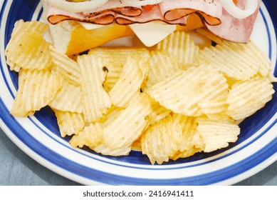 Chips de patata escurridas servidas con un sándwich