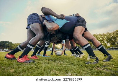 Entrenamiento de rugby, escrúpulos o hombres en el estadio en campo de césped en partidos, prácticas o juegos deportivos. Trabajo en equipo, pelota o atletas fuertes en el ejercicio, rendimiento o entrenamiento en competición de grupo