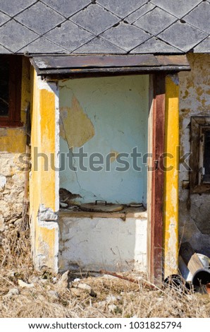 ruin of a former earth closet without a door