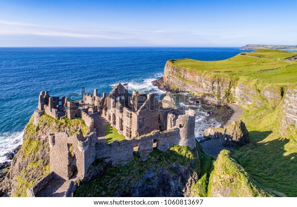 中世ダンルース城跡 崖 柱間 半島 英国北アイルランド アントリム州の北海岸 上空表示 の写真素材 今すぐ編集