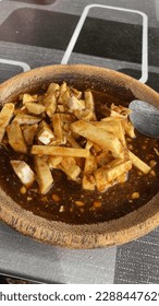 Rujak Coconut Shell or in the Acehnese language “Lincah U Groh” is a culinary dish that has a chelate taste mixed with sweet, sour and spicy.