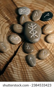 runic talisman runescript rodeado de runes