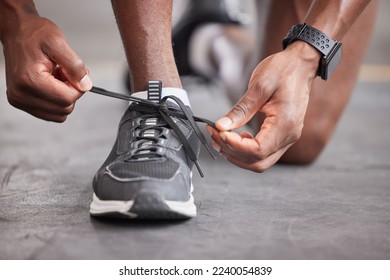 Corredora, encaje y zapatos de hombre negro para ejercicios deportivos, entrenamiento de ejercicio y motivación cardiovascular. Pies de atleta, compruebe las zapatillas de correr y listo para maratón de bienestar correr en el gimnasio