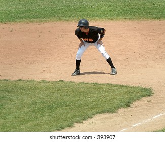 runner leads off