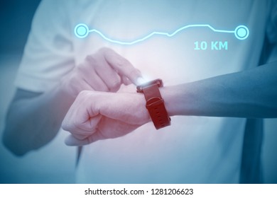 Runner using smartwatch to tracking distance