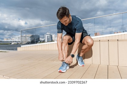 Un corredor usa zapatos de correr, un hombre entrenando usa un reloj de fitness en su brazo.
