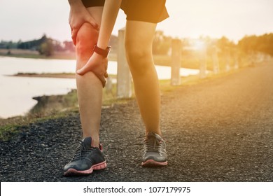 ランナーの足の痛み、トレーニングを受けた痛みを伴う足の筋肉やけいれんを持つ男性。訓練を受けた人が外で運動したり走ったりすると、けがをします。