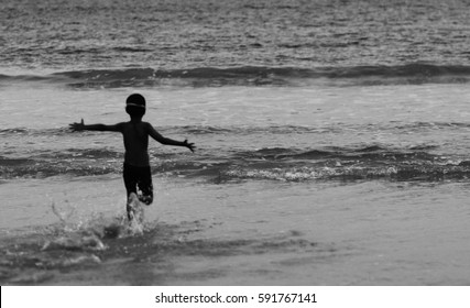 45,010 Children running on beach Images, Stock Photos & Vectors ...