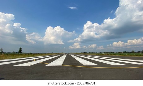 590 Taxiway Strip Images, Stock Photos & Vectors | Shutterstock