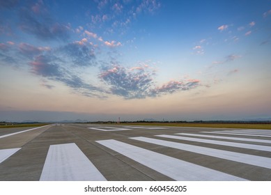 218,537 Airport runway Images, Stock Photos & Vectors | Shutterstock