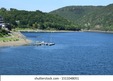 Imagenes Fotos De Stock Y Vectores Sobre Lago Tranquilo