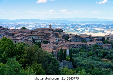 Landschaft in der Nähe von Montalcino, Provinz Siena, Toskana, Italien, im Sommer.