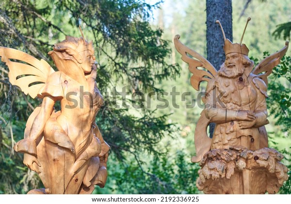 Ruskeala, Karelia - 2022.07.21:\
Wooden sculptures of Oberon and Titania at the Achinkoski\
waterfall