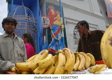 Russel Market, Bangalore, Karnataka, India  2008
Fruit Cart And Street Mural Painting For A Public View Near Russel Market, Bangalore