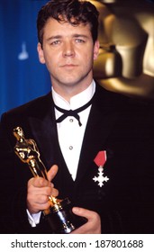 Russell Crowe,, Armani Tuxedo, At The Academy Awards, 3/25/2001