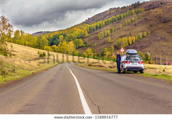 車は田園や森を走る田舎道に乗る写真素材 Shutterstock