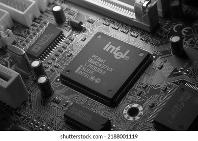 Russia, Berdsk - 3 Aug 2021: Intel Computing Chip On An Old Motherboard. Old Electronics Close-up. Chip ICS. Electronic Background. Selective Focus, Black And White