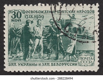 RUSSIA - CIRCA 1940: Stamp Printed By Russia, Shows People Meet Soldiers Of The Soviet Army.The Liberation Of The Fraternal Peoples Of Western Ukraine And Western Belorussia, Circa 1940