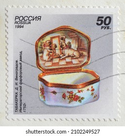 Russia - circa 1993 : Cancelled postage stamp printed by Russia, that shows Russian Porcelain Snuff box, 1752, circa 1993.