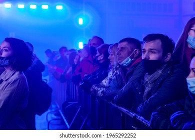 Russia Kemerovo 2021-04-18 People Crowd In Medical Masks On Night Party Concert