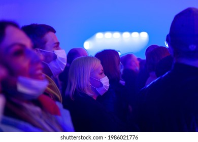 Russia Kemerovo 2021-04-18 People Crowd In Medical Masks On Night Party Concert