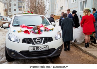 Russia, Kirov - March 22, 2019: Bride And Groom Near Car With Guests And Relatives Before Wedding And Marriage Registration In Warm Dress In A Cold Weather In A Winter, Autumn Or Spring Day In Russia