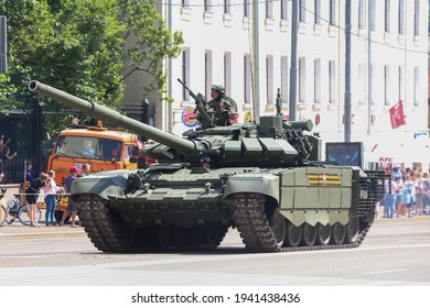 Russia, Moscow - June 24, 2020: Moscow Victory Day Parade. T-72B3 Battle Tanks Drives Down Krasnaya Presnya Street Next To The Moscow Zoo.