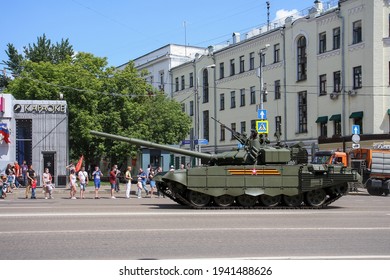 Russia, Moscow - June 24, 2020: Moscow Victory Day Parade. T-72B3 Battle Tank Drives Down Krasnaya Presnya Street Next To The Moscow Zoo.