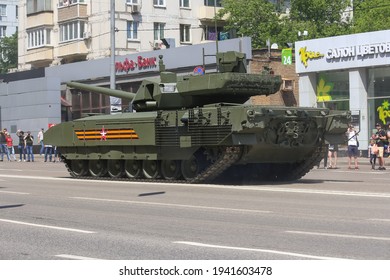 Russia, Moscow - June 24, 2020: Moscow Victory Day Parade. T-14 Armata Battle Tank Drives Down Krasnaya Presnya Street Next To The Moscow Zoo.