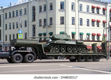 Russia, Moscow - June 24, 2020: Moscow Victory Day Parade. Tank T-34 Is Transported In A Truck Trailer Down Krasnaya Presnya Street Next To The Moscow Zoo.