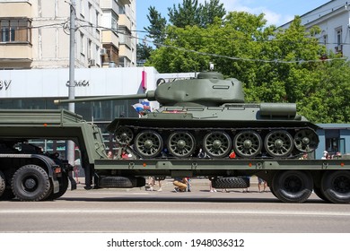 Russia, Moscow - June 24, 2020: Moscow Victory Day Parade. Tank T-34 Is Transported In A Truck Trailer Down Krasnaya Presnya Street Next To The Moscow Zoo.