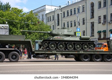 Russia, Moscow - June 24, 2020: Moscow Victory Day Parade. Tank T-34 Is Transported In A Truck Trailer Down Krasnaya Presnya Street Next To The Moscow Zoo.