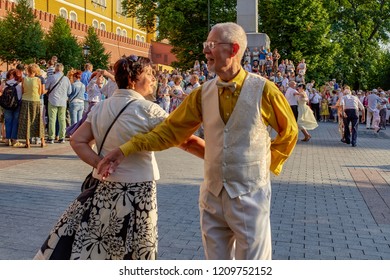 RUSSIA, MOSCOW, KREMLIN. - August 18, 2018: Moscow. Sabbath Rest. Dancing Old People.