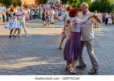 RUSSIA, MOSCOW, KREMLIN. - August 18, 2018: Moscow. Sabbath Rest. Dancing Old People.