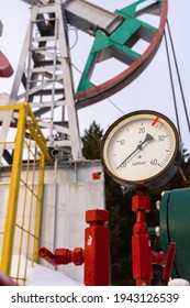 Russia Pipeline Manometer Oil Pressure Gauge Shows 0 (Max 25 Bar - Red Line). Oil Pumpjack. A Pumpjack Is The Overground Drive For A Reciprocating Piston Pump In An Oil Well. Plant Power Texas.