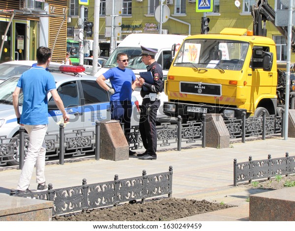 Russia, Rostov Region, Rostov-on-Don city,\
August 2019.Police traffic inspector fines the driver for forbidden\
parking.                              \
