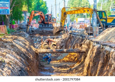 Russia, Samara, June 2021: Repair Work In The City To Replace Water Pipes On A Summer Sunny Day In The City Of Samara.