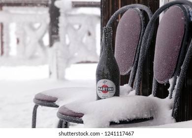 Russia, Sheregesh 2018.11.18 A Bottle Of Martini Asti Stands On A Chair Covered With Hoarfrost On The Terrace Of A Chalet In A Ski Resort. Concept Apres Ski, Rest, Champagne, Morning After Party