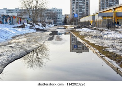 Russia, St. Petersburg, 07.04.2013 Slush, Puddles And Melting Snow On A City Street In The Spring