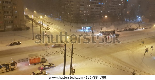 Russia, St. Petersburg 25,12,2018 Crossroads
of roads in a residential area in the
snow