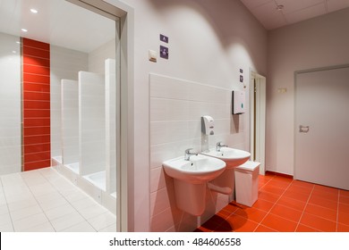 Russia, Togliatti - August 30, 2016: New Public School For Children. Inside In School Building. Interior Of Beautiful Public Toilet.