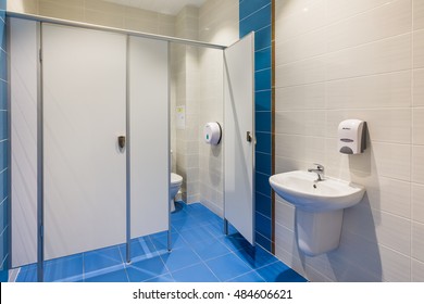 Russia, Togliatti - August 30, 2016: New Public School For Children. Inside In School Building. Interior Of Beautiful Public Toilet.