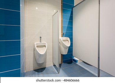 Russia, Togliatti - August 30, 2016: New Public School For Children. Inside In School Building. Interior Of Beautiful Public Toilet.