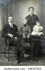 RUSSIAN EMPIRE - CIRCA 1900:Vintage Family Portrait. Mother, Father And Children. Nostalgic Picture. Circa 1910. Russian Empire, Beginning Of 20th Century.