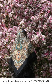 Russian Fashionable Girl In Vintage Pavlovo Posad Shawl. Pink Flowers Of Blossoming Apple-tree, Grade 