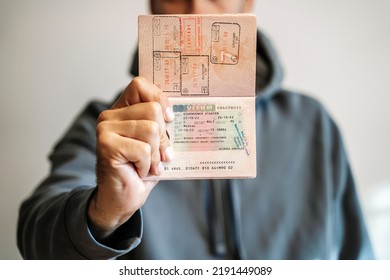 Pasaporte extranjero ruso en manos de un hombre. Prohibición de visas Schengen a los turistas rusos para viajar al concepto de Unión Europea.