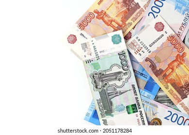 Rublos rusos sobre un fondo blanco. Cambio de divisas. Crisis financiera, concepto de devaluación del rublo. Vista superior, planta plana.