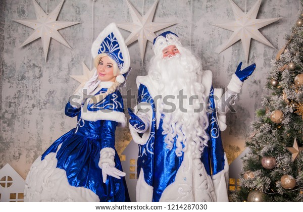 ロシアのサンタクロース 祖父の霜 と雪女が新年の内部にいる 新年とクリスマスを待つ の写真素材 今すぐ編集