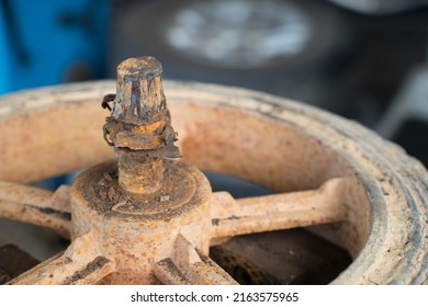 Rust Cart Wheel Axle.old Cart Wheels